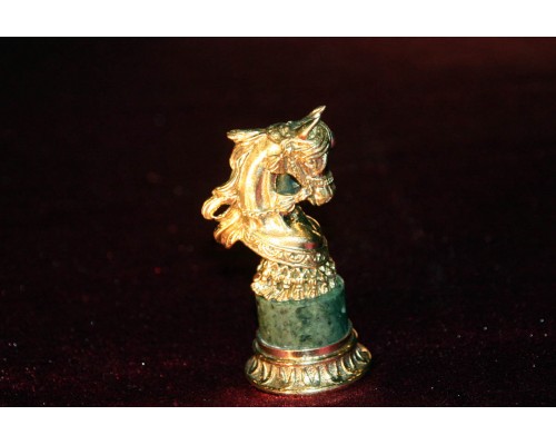 Бронзовая лошадь на камне